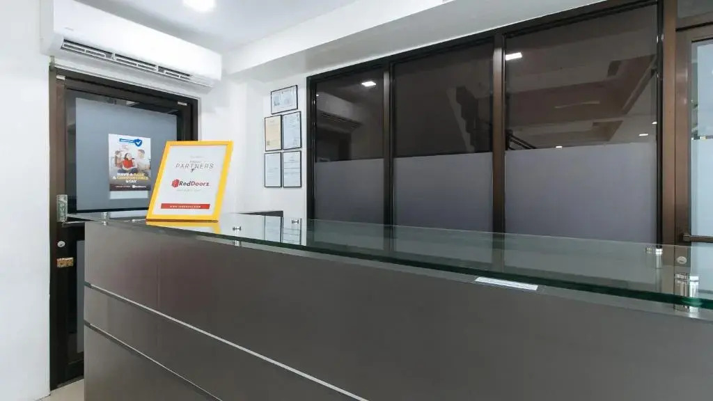 RedDoorz Plus at Evangelista Street Makati