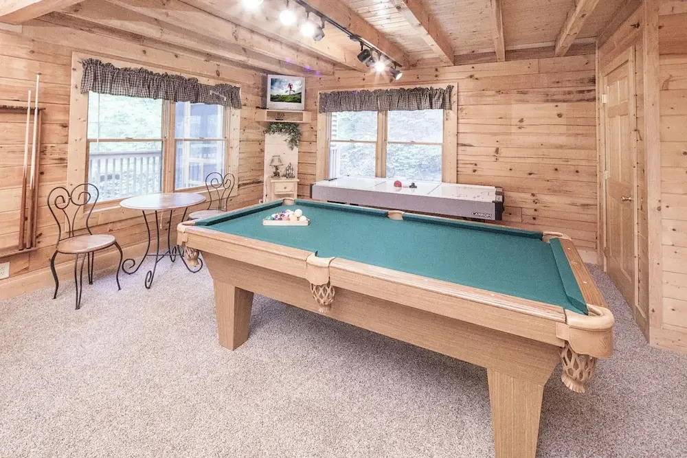 Bear Right Inn by Heritage Cabin Rentals