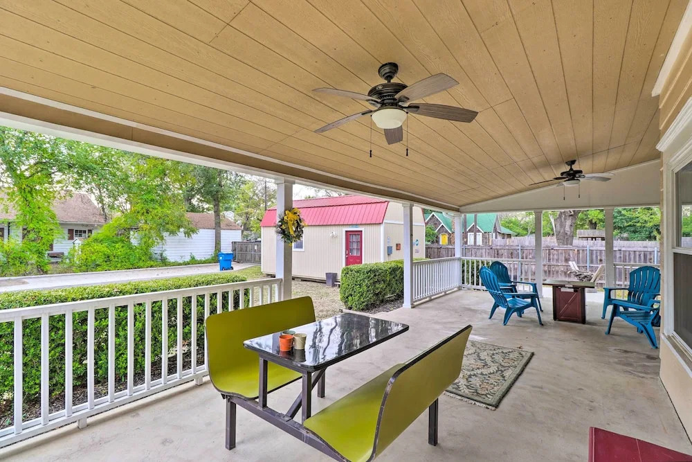 1920s Corsicana Home: Group Getaway Near Downtown!