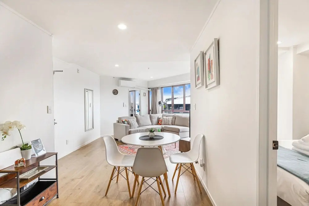 Central CBD Apt | Balcony & Style | Zodiak Stays