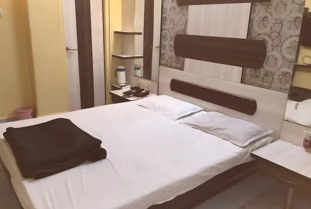 Goroomgo Pat Village Inn Indore