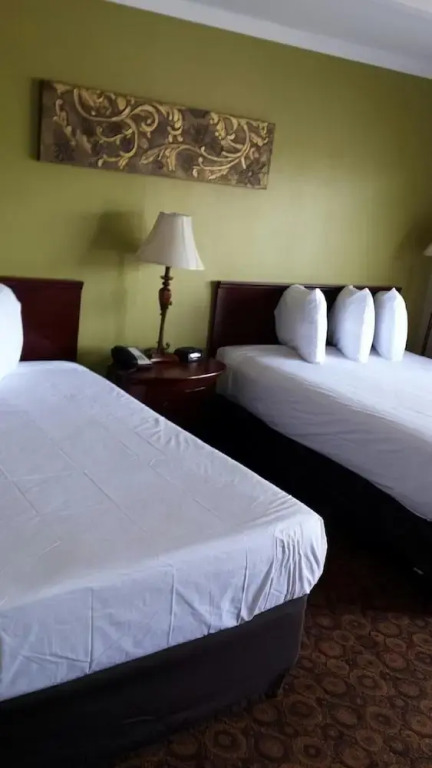 Inn by the Lake Gilbertsville Hotel