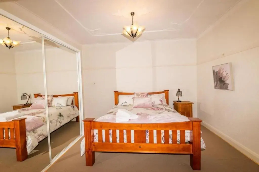 Hillside Cottage │ Comfy, Spacious, Walk to CBD & Stannies