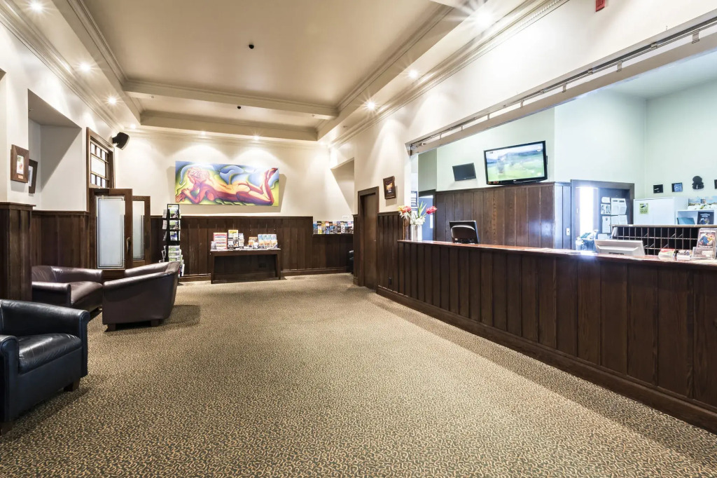 The Cambridge Hotel & Backpackers