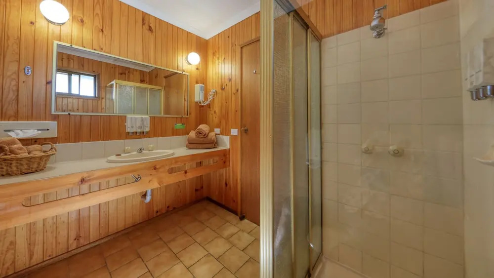 Country Roads Motor Inn