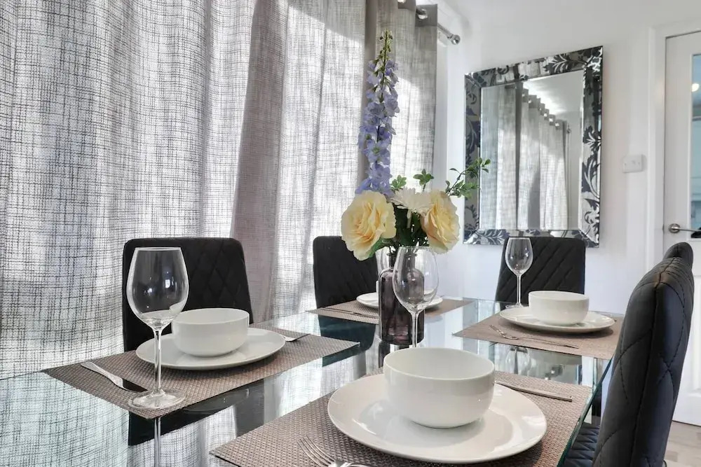 Skyvillion - Valley Way - 3bed House In Stevenage