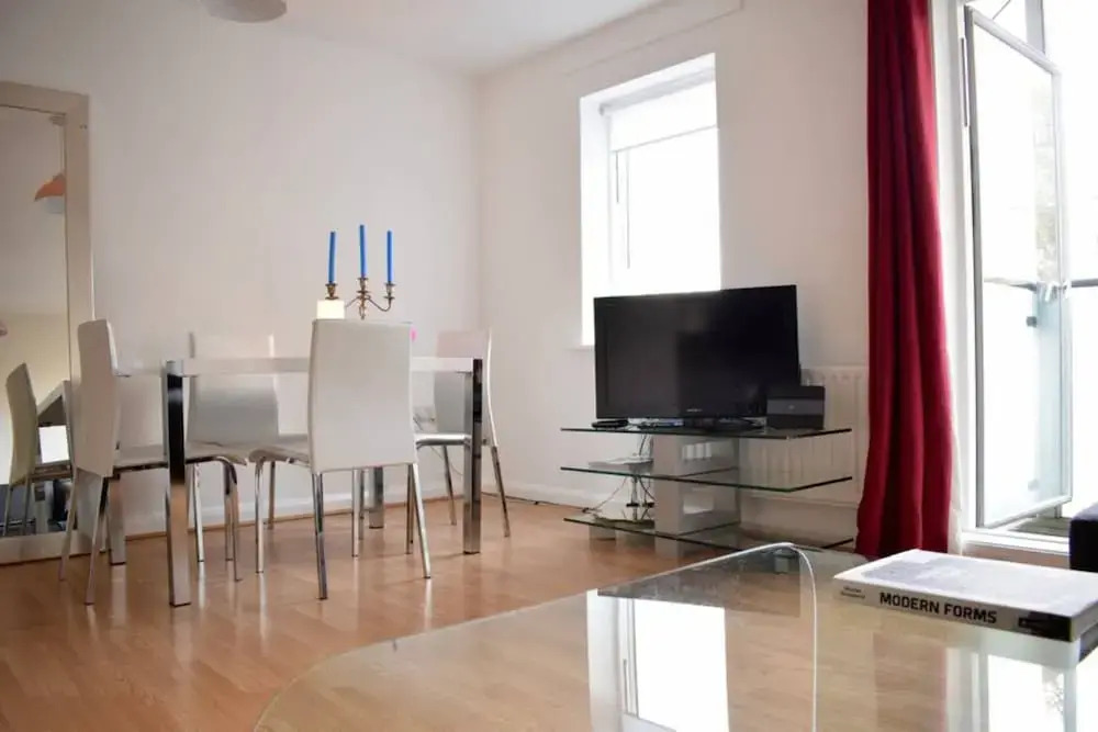 Modern 1 Bedroom Apartment With Balcony