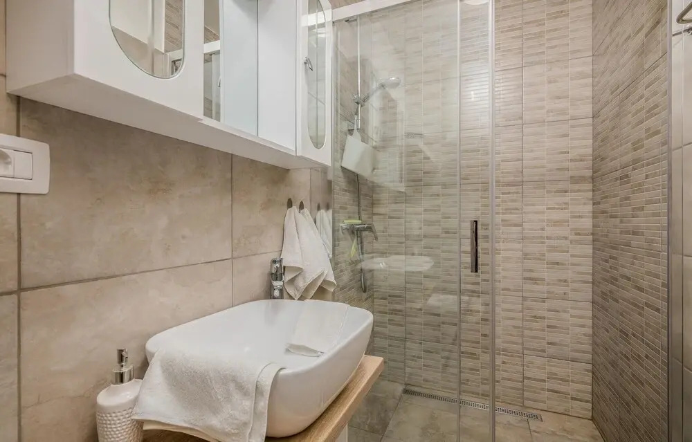 Nice Home in Pinezici with Hot Tub, WiFi & 4 Bedrooms