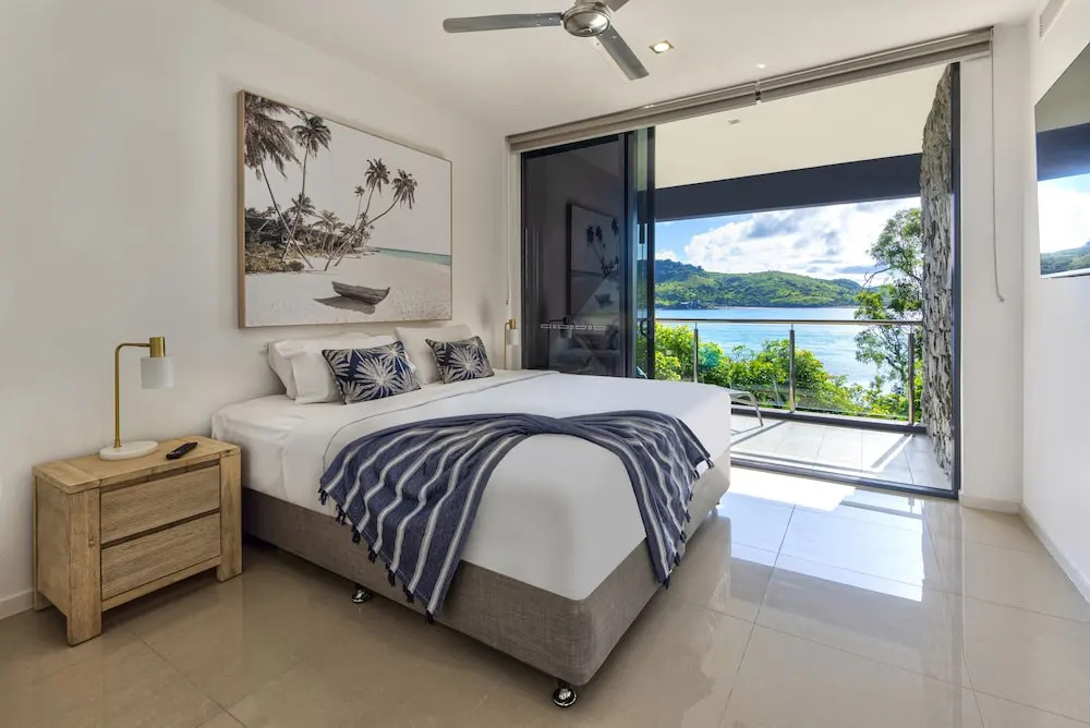 Villa 2 The Edge Oceanfront  Deluxe 4 Bedroom Near Marina With Golf Buggy