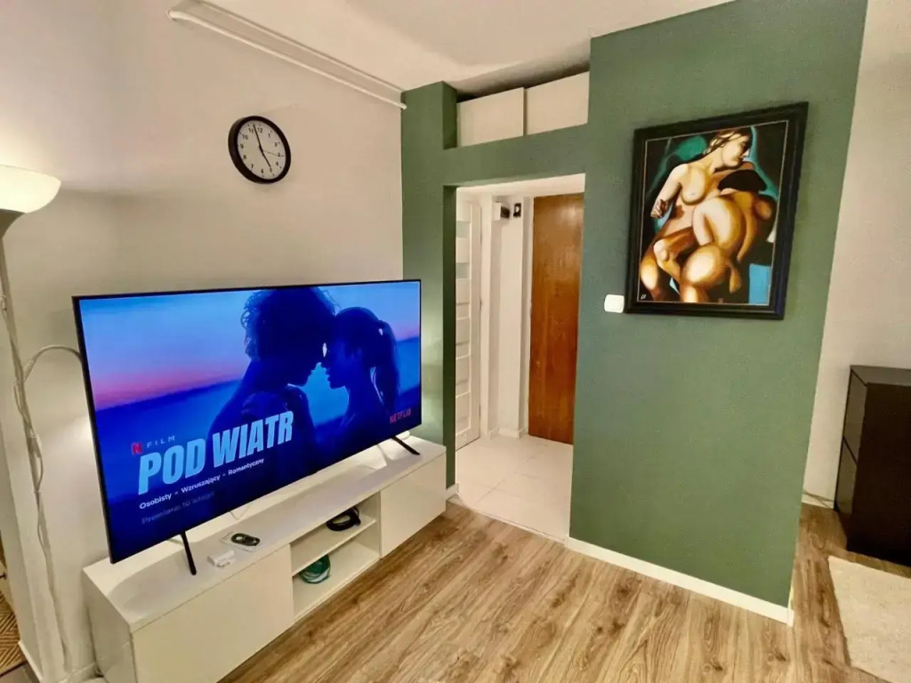 HOLIDAY 3 fast WiFi 70’TV Netflix HBO Max AppleTV