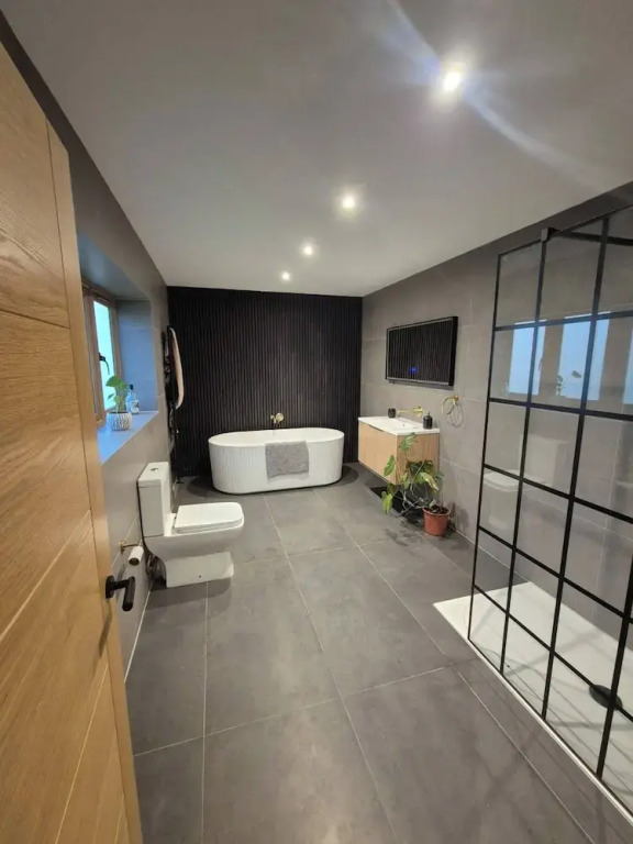 Luxurious 5-bedroom House Rental With Scenic Countryside Views