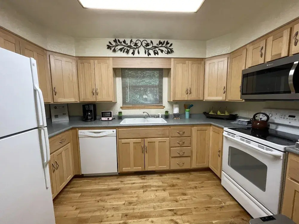 One bedroom, one bath log-sided cottage with private hot tub on Lake Ouachita. by RedAwning