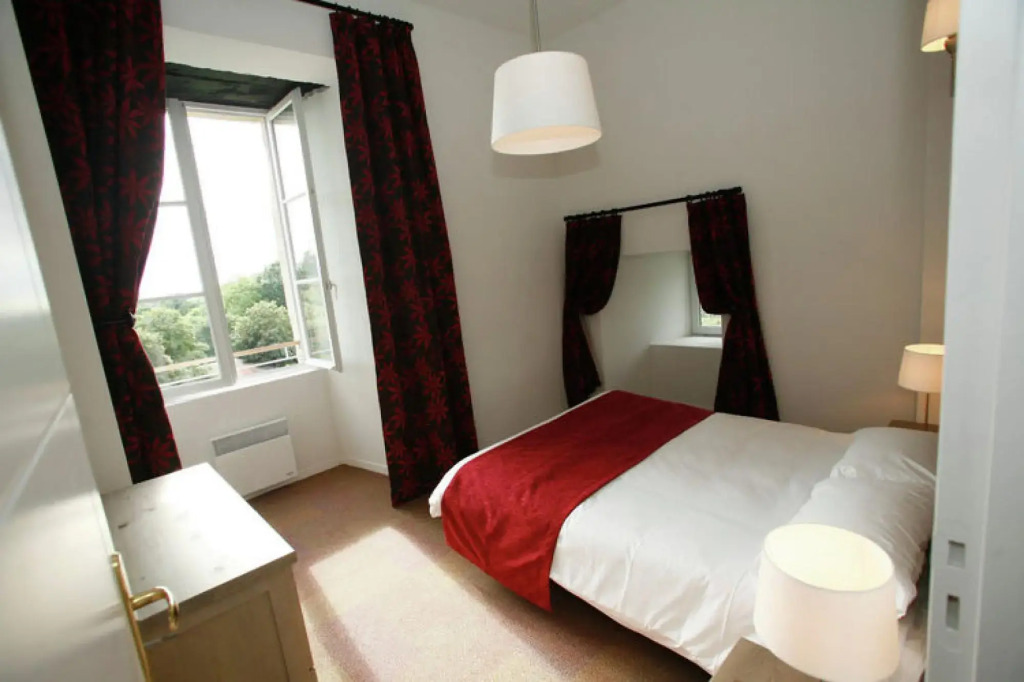 Castle Apartment Near Breton