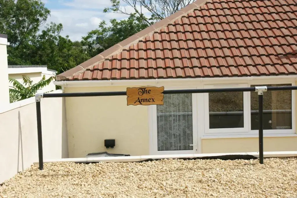Modern Self-Contained Annex 10 min walk to beach