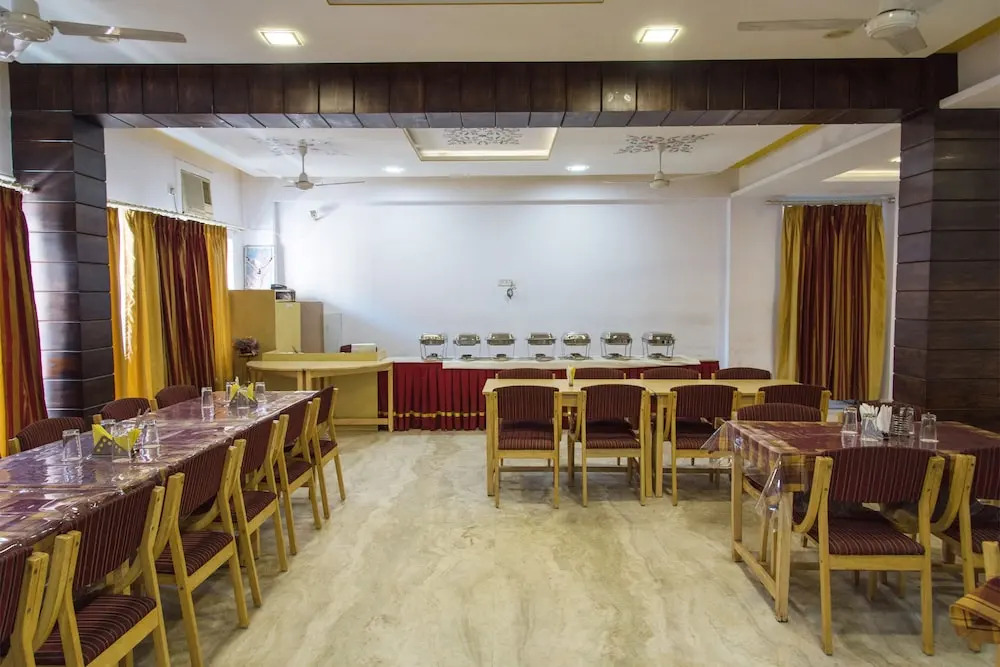 OYO 10323 Hotel Gorbandh
