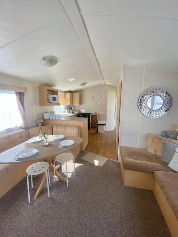 Stunning 2-Bed Sleeps 6 Caravan in Felixstow