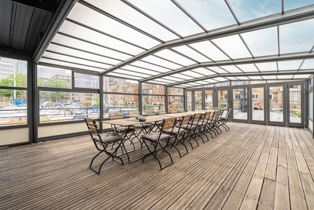 JOIVY Stunning 5-Bed Boathouse On The River Thames