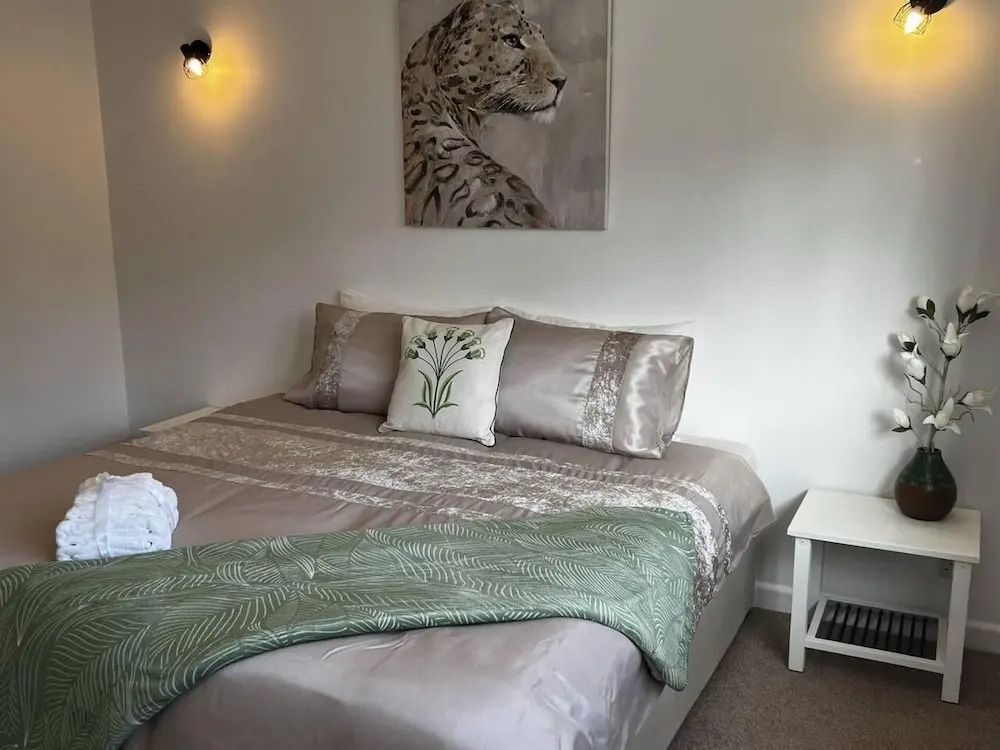 Charming 4-bed House in Cheltenham, Free Parking