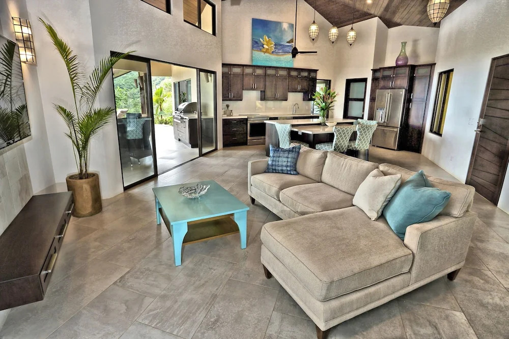 Golden Pineapple Villas-Adults Only