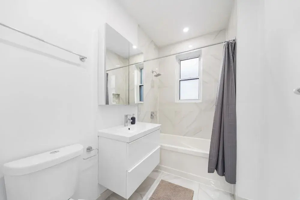 Spacious Renovated Apartment Sleeps 12