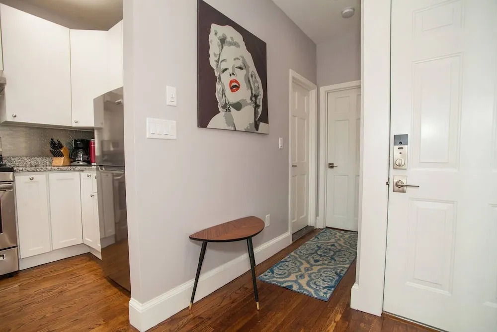 Boston Back Bay Brand New Condo Sleeps 8