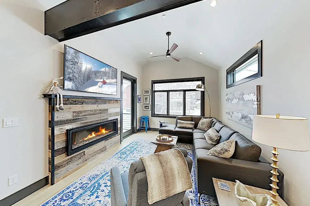 Brand-new W/ Private Hot Tub, Walk To Lift! 3 Bedroom Home
