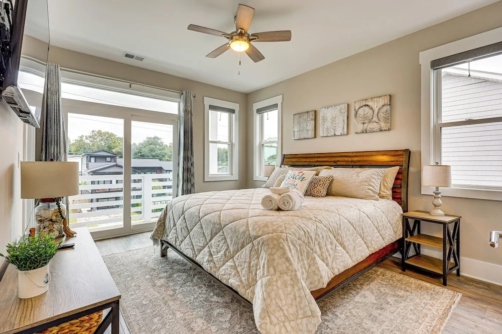 Explore the Seashore! Sunny Carolina Beach Home