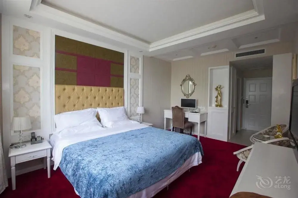Roman Holiday Hotel (Wuhan Xibei Lake)