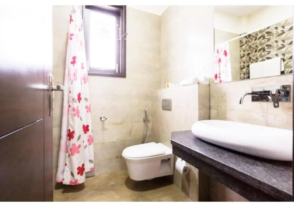 Bluo 3Bhk - Dlf Galleria - Bathtub, Balcony