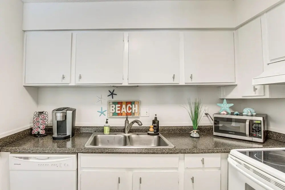 Condo w/ Amazing Amenities: 1 Mi to Beach!