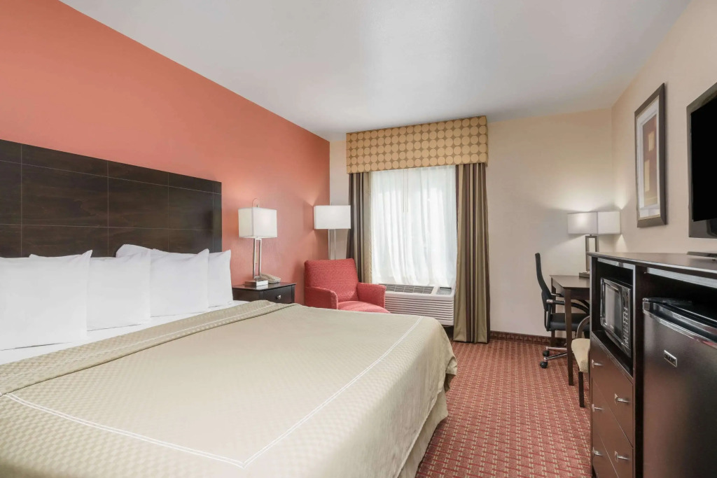 AmericInn by Wyndham Johnston Des Moines