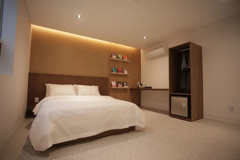 Hotel Seven Step