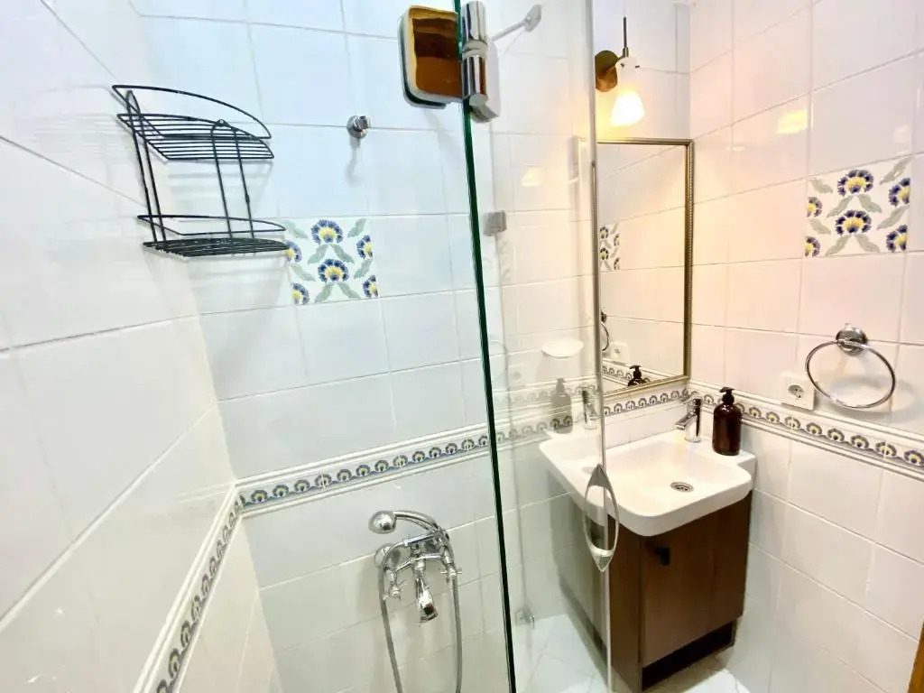 100 m to Istiklal with priv Garden - 2 Bathroom - 2 Bedroom