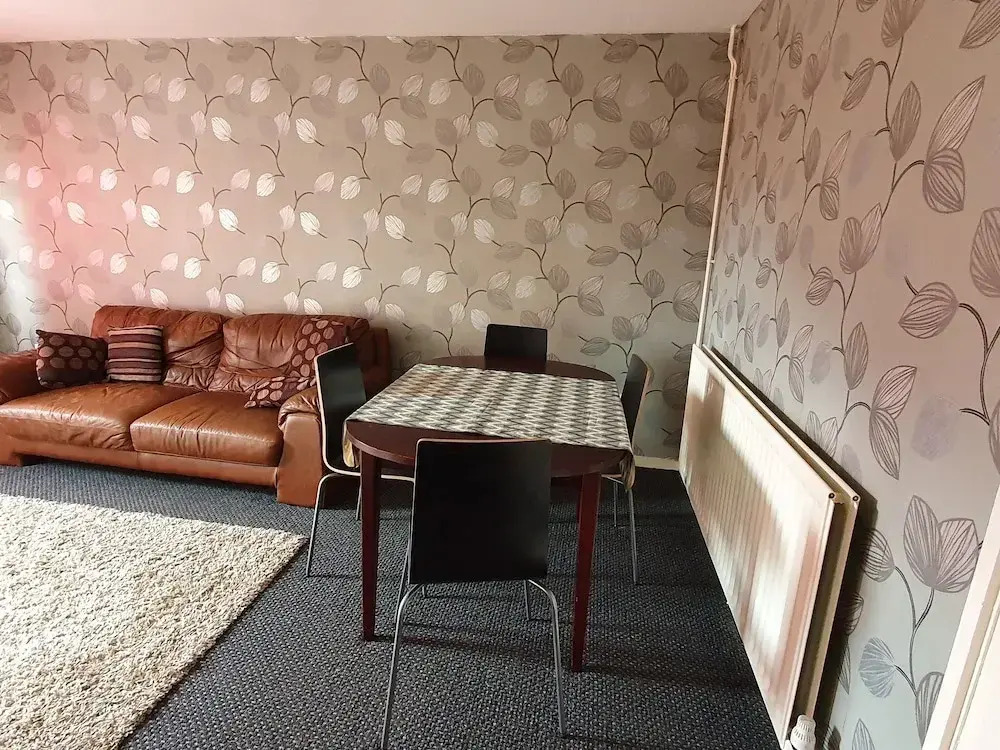 17 Spring Close Service Apartment