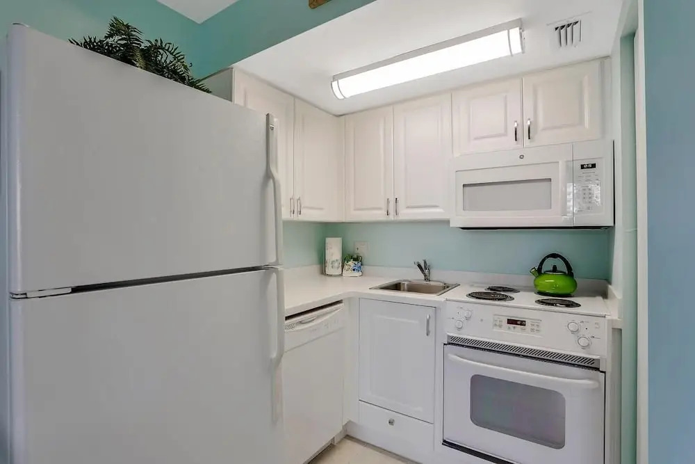 Breezy Condo With Deluxe Pool and Private Beach Access