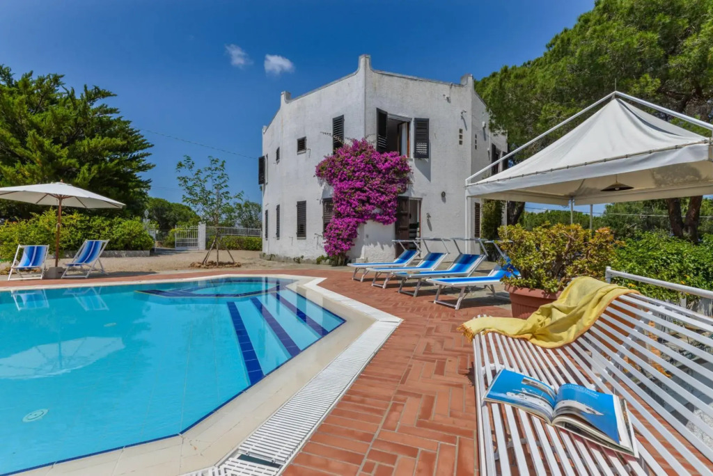 Octagonal villa with private pool and 10 beds-Villa Ottagonale