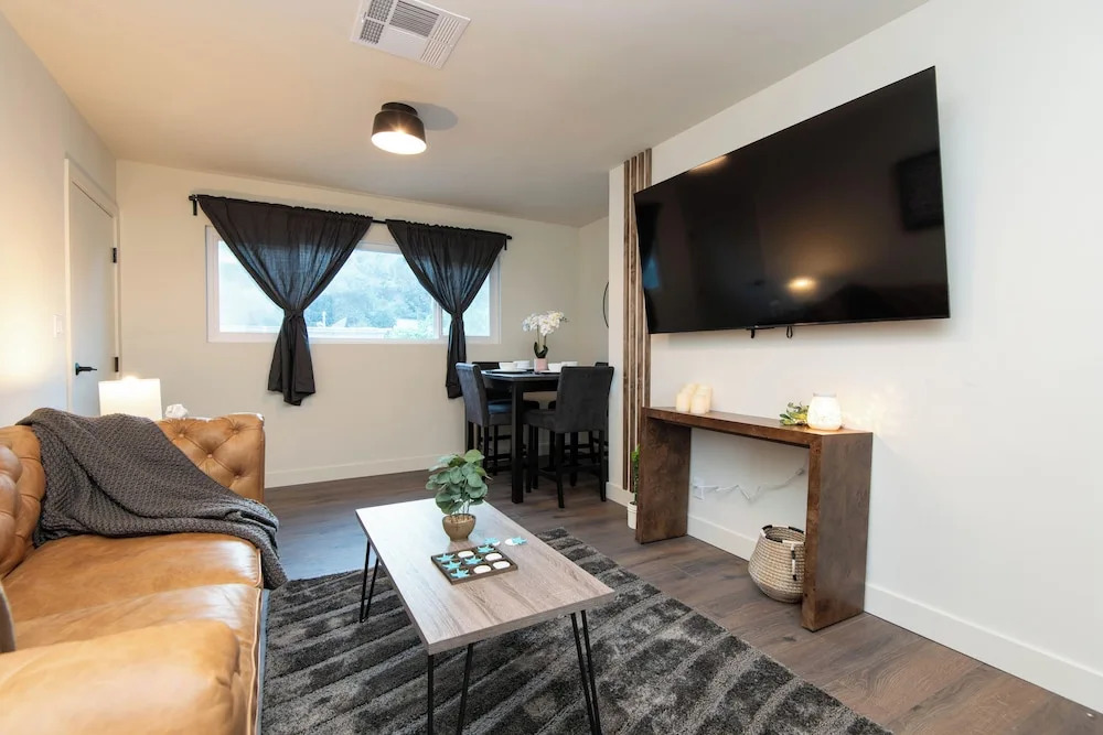 Wonderful 2-BR Apt Near Dodger