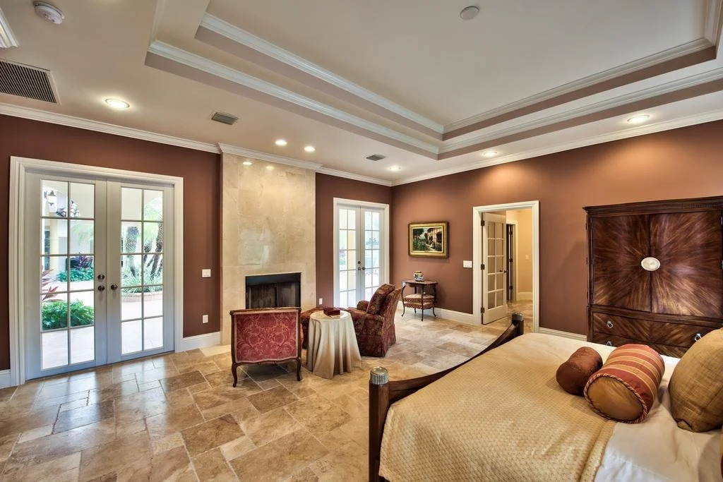 Knickerbocker Estate: Elegant 9-BR Getaway in Naples. Enjoy Private Pool, Outdoor Dining, and Expansive Grounds, Experience Tranquility with Easy Access to Naples' Best