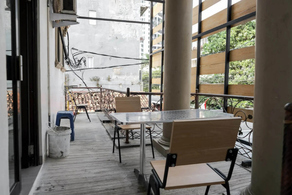 RedDoorz Plus near Taman Anggrek Mall