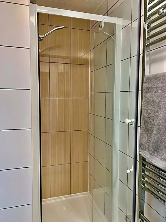 Pet-Friendly Waterside Lodge - Cotswold Water Park