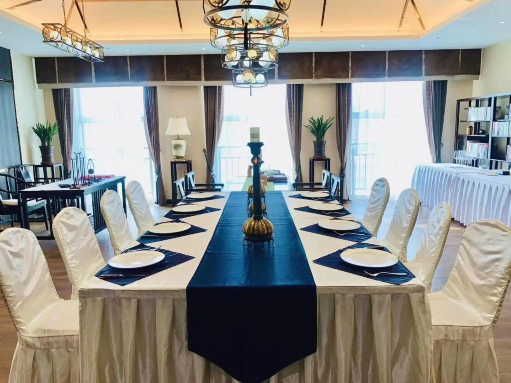 Xinjiang Runjin International Hotel (Kuitun Meimei Park)