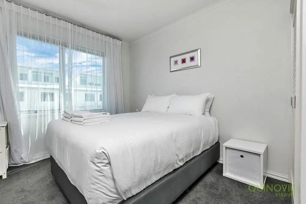 QV Spacious Waterfront with Carpark -962