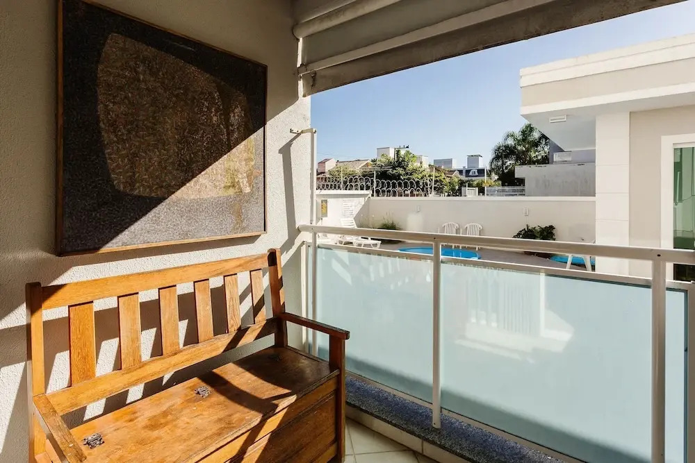 Apto espaçoso com piscina 750m da praia | CHR025