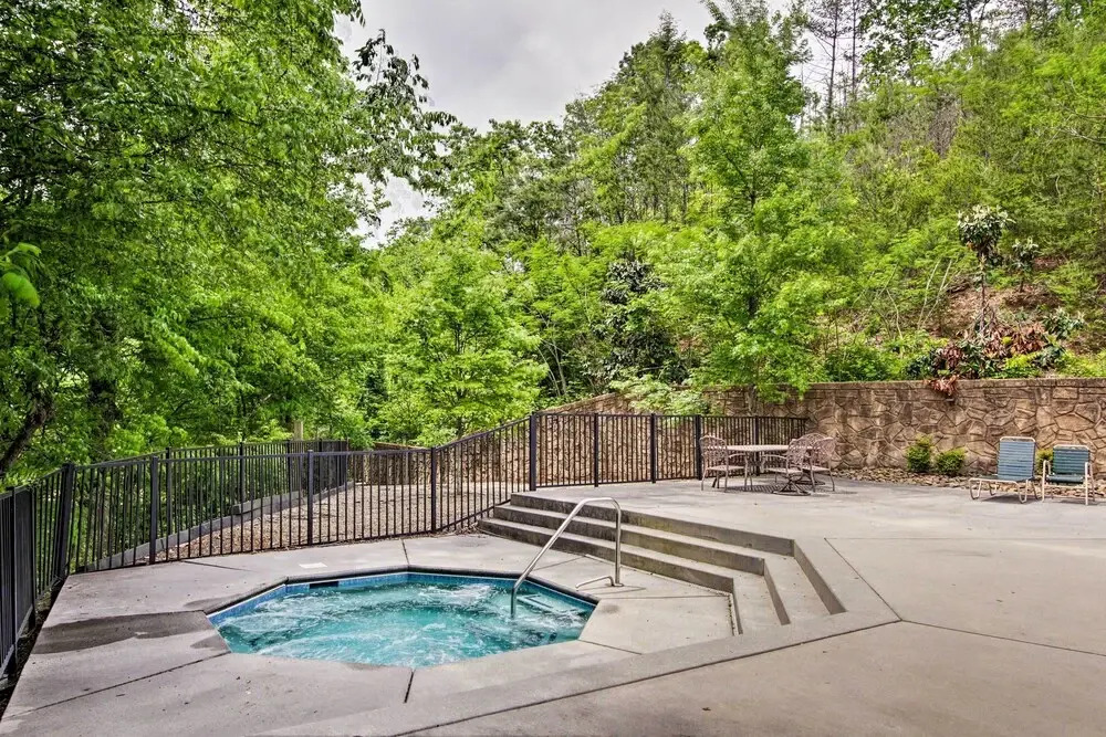 Cabin w/ Pool Access ~ 3 Mi to Downtown Gatlinburg