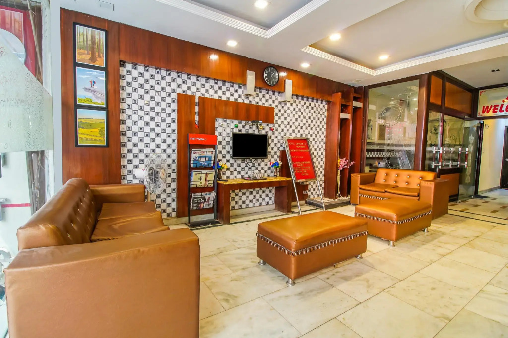 OYO 26216 Hotel Maanvi