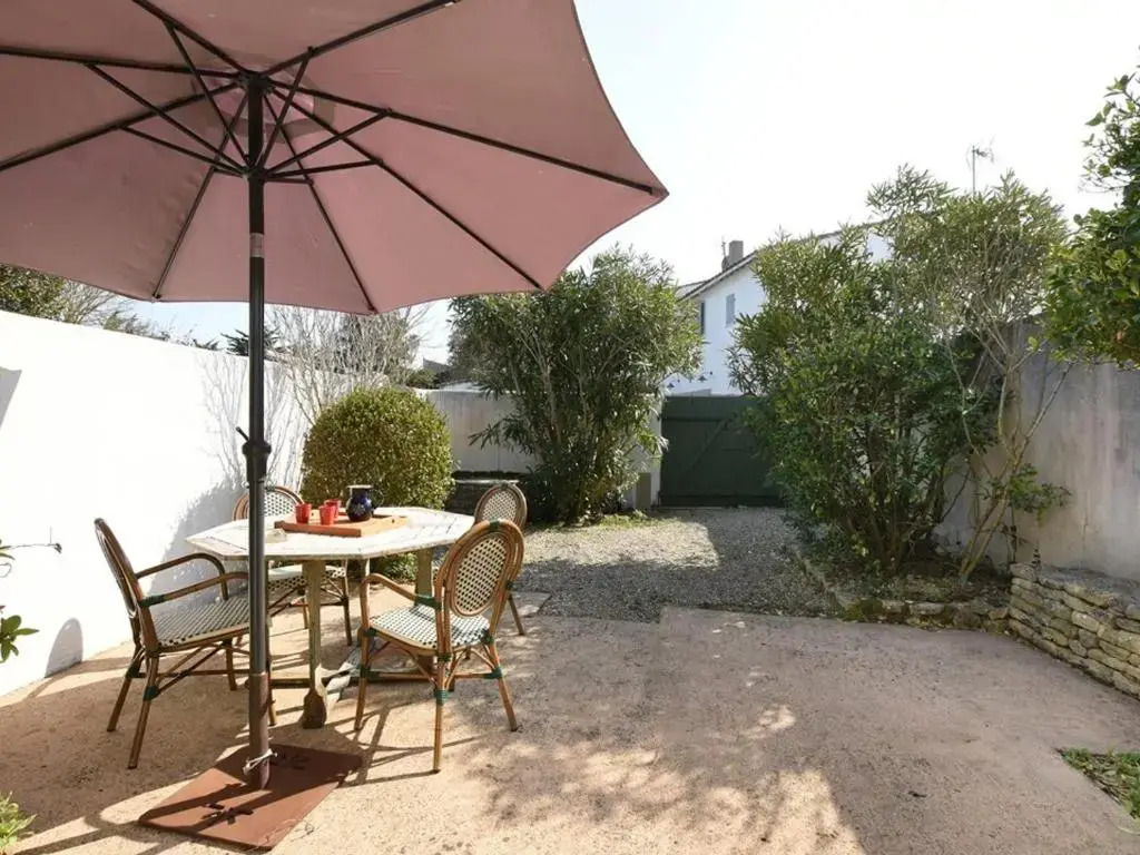 Maison de Charme avec Cour, 2 Chambres, Cuisine Équipée, Proche Village St Clément des Baleines - FR-1-434-74