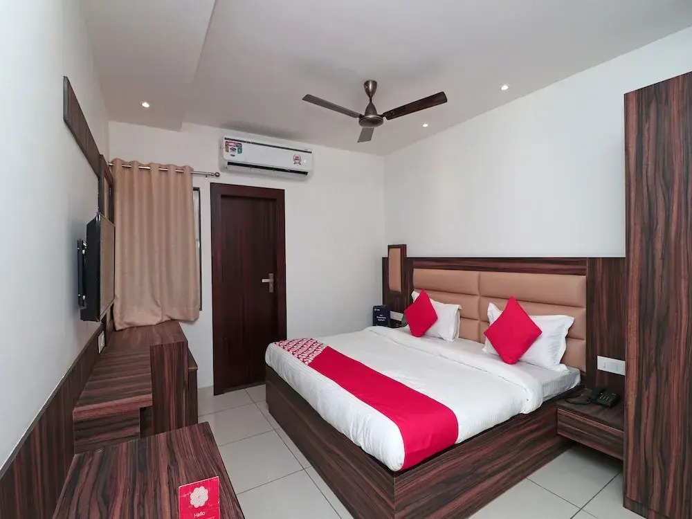 OYO 15116 Woods Inn