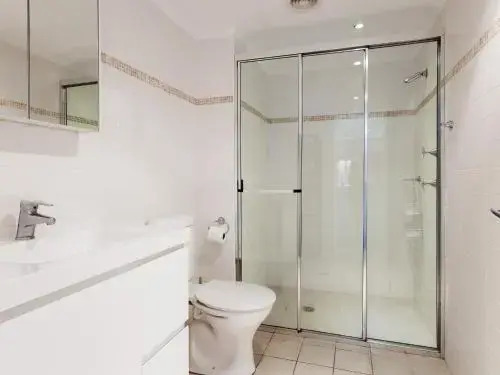 9 'Shoal Bay Beach Apartments' 2 Shoal Bay Road -Air Conditioning And Complex Swimming Pool