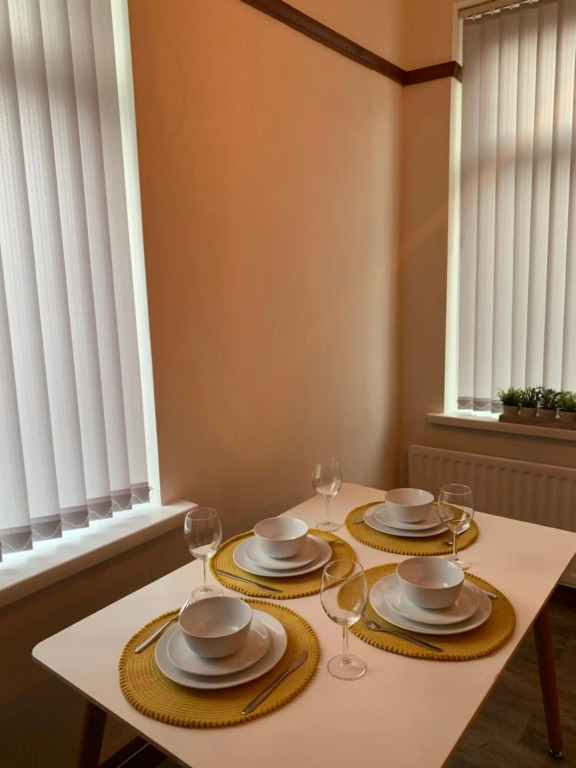 Rodsley - 2 bed Gateshead flat in central location free parking close to Saltwell Park free WIFI and Netflix