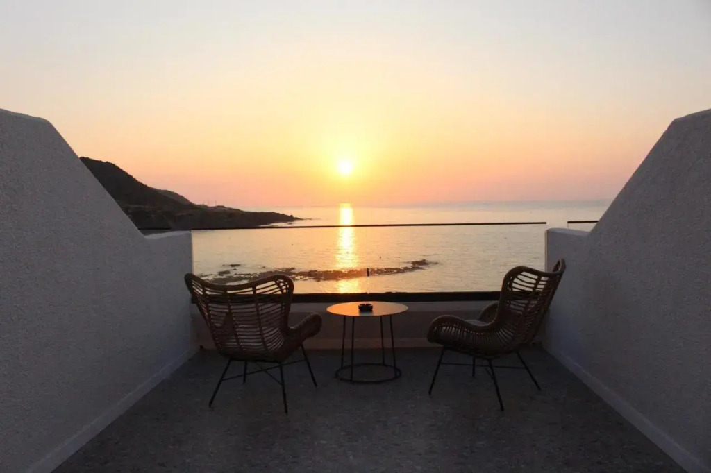 E. J. Pyrgos Bay Hotel